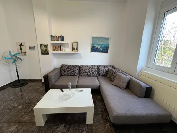 Tirane, jepet me qera apartament 2+1 Kati 4, 650 € (SHALLVARET)