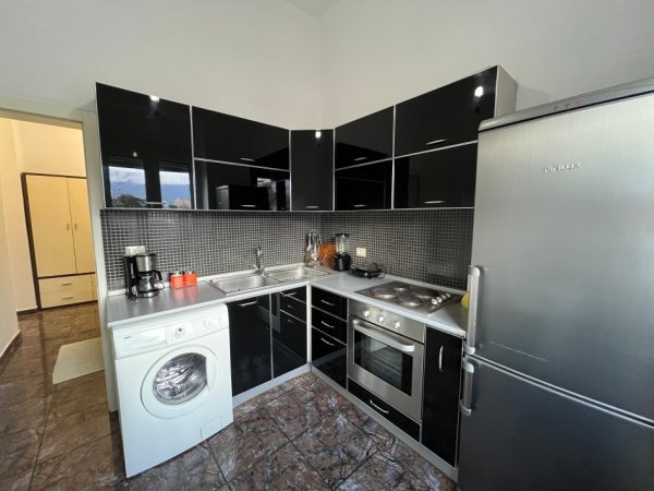 Tirane, jepet me qera apartament 2+1 Kati 4, 650 € (SHALLVARET)