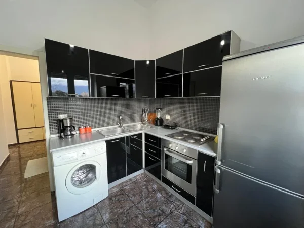 Tirane, jepet me qera apartament 2+1 Kati 4, 650 € (SHALLVARET)