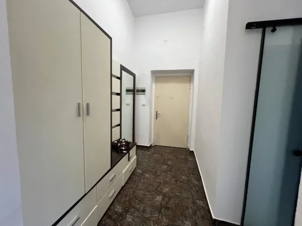 Tirane, jepet me qera apartament 2+1 Kati 4, 650 € (SHALLVARET)