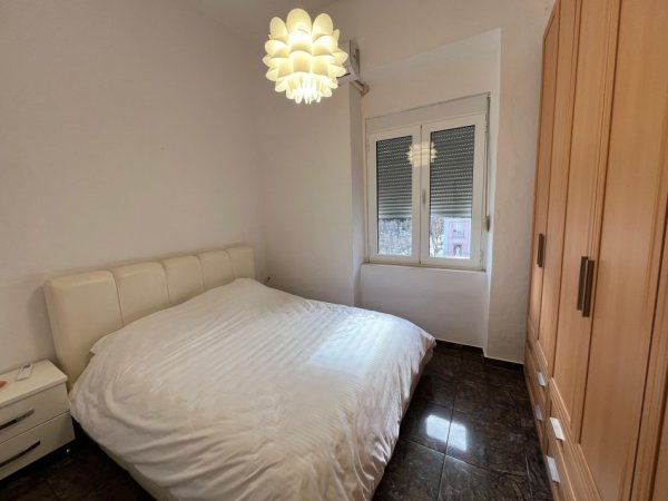 Tirane, jepet me qera apartament 2+1 Kati 4, 650 € (SHALLVARET)