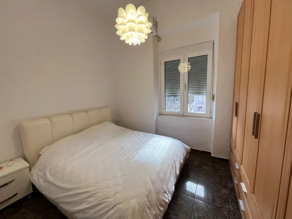 Tirane, jepet me qera apartament 2+1 Kati 4, 650 € (SHALLVARET)