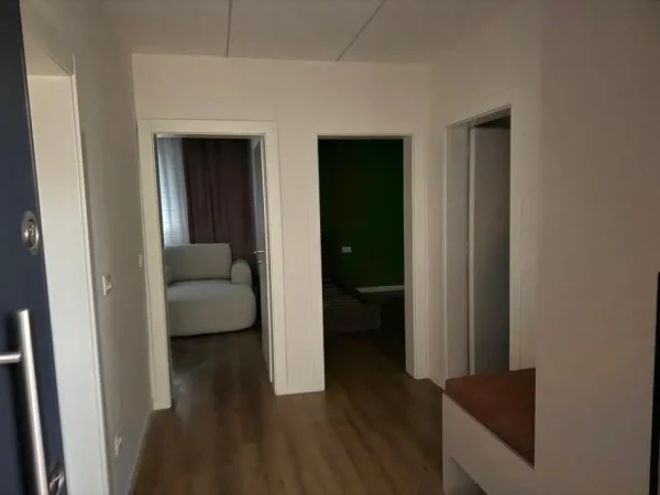 Tirane, jepet me qera apartament 2+1 Kati 3, 80 m² 850 € (Prane Poliklinikes Nr.9, Rruga Kavajes, Tirane.)