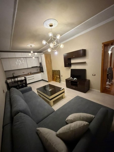 Tirane, jepet me qera Vile 2+1+Ballkon Kati 2, 90 m² 800 € (Prane Kryqezimit te Vasil Shantos, Tirane)