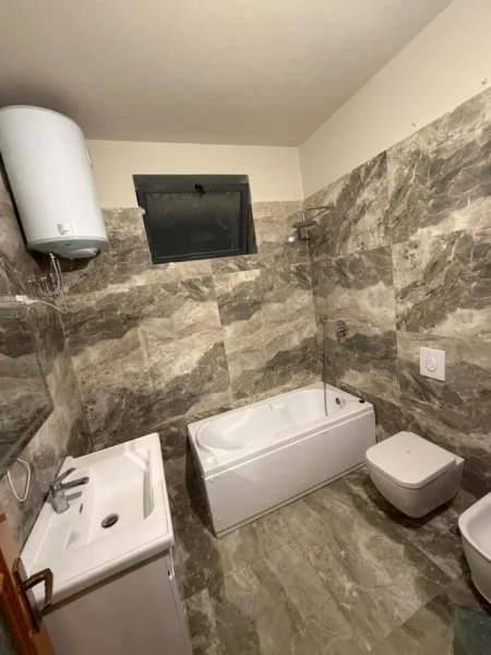 Tirane, jepet me qera Vile 2+1+Ballkon Kati 2, 90 m² 800 € (Prane Kryqezimit te Vasil Shantos, Tirane)
