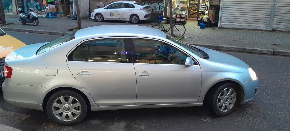 Tirane, shes makine WOLSVAGEN JEETA Benzin, gri metalizato manuale Klima 215.000 km 3.250 €
