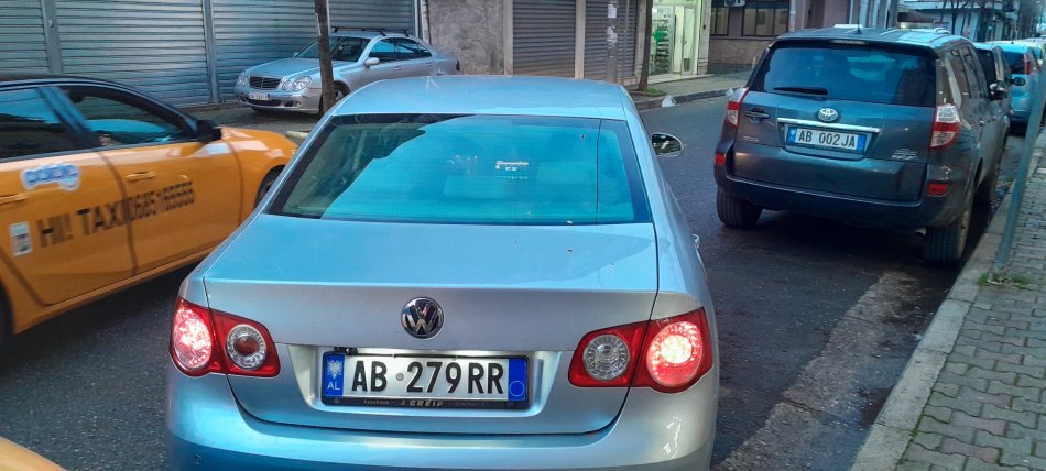 Tirane, shes makine WOLSVAGEN JEETA Benzin, gri metalizato manuale Klima 215.000 km 3.250 €