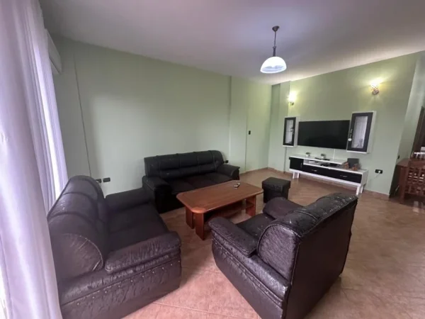 Jepet me qera apartament 2+1 Kati 3, 350 € (Kombinat)