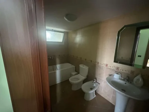 Jepet me qera apartament 2+1 Kati 3, 350 € (Kombinat)