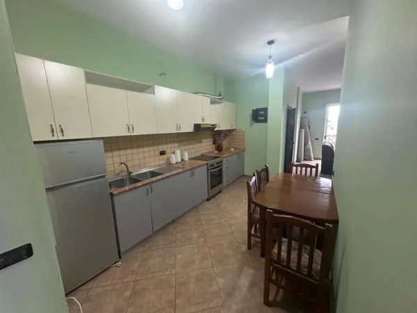 Jepet me qera apartament 2+1 Kati 3, 350 € (Kombinat)