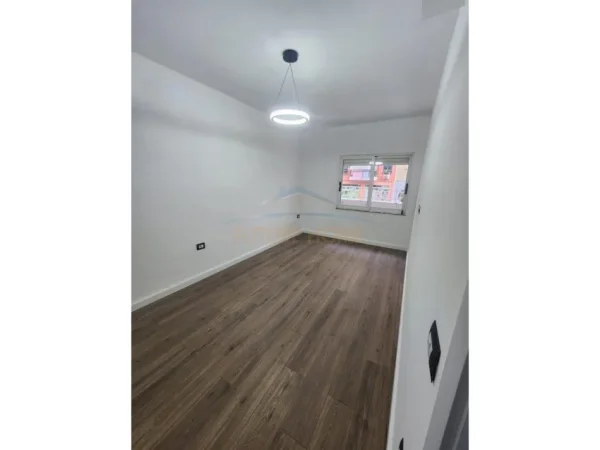 Tirane, shitet apartament 1+1+Aneks+Ballkon Kati 1, 77 m² 180.000 € (KOMUNA PARISIT)