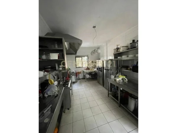 Tirane, jepet me qera bar-resorant Kati 0, 320 m² 2.300 € (Shkoze)