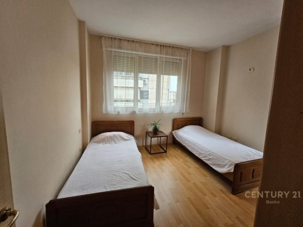 Tirane, jepet me qera apartament 1+1 Kati 4, 65 m² 500 € (Pazari Ri)