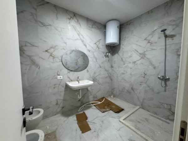 Tirane, jepet me qera apartament 2+1 Kati 3, 108 m² 