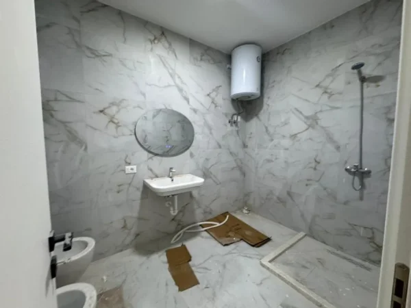 Tirane, jepet me qera apartament 2+1 Kati 3, 108 m² 