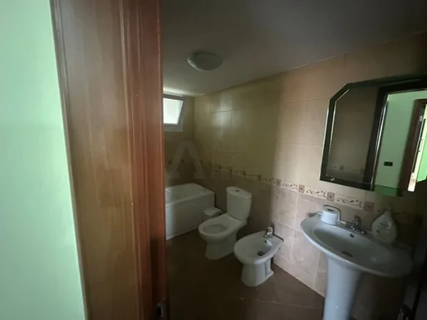 Tirane, jepet me qera apartament 2+1 Kati 2, 110 m² 350 € (Kombinat)
