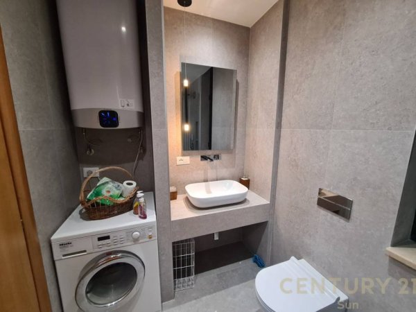 Tirane, jepet me qera apartament 2+1 Kati 4, 100 m² 1.200 € (Liqeni Artificial)