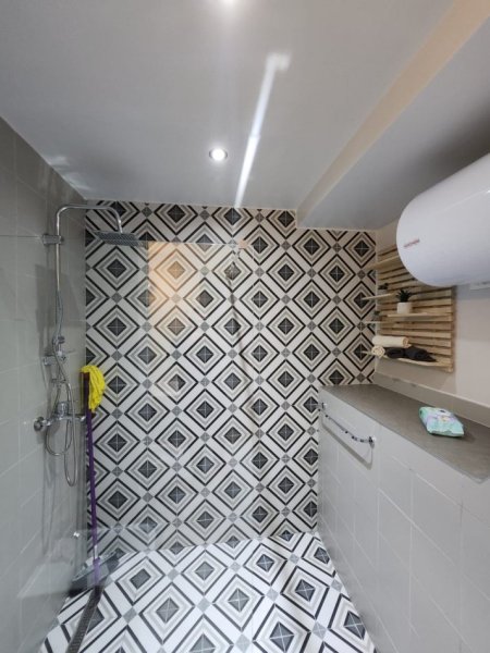 Tirane, jepet me qera ambjent biznesi Kati 11, 1.000 € (SQUARE 21)