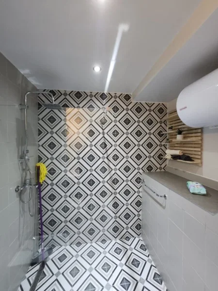 Tirane, jepet me qera ambjent biznesi Kati 11, 1.000 € (SQUARE 21)