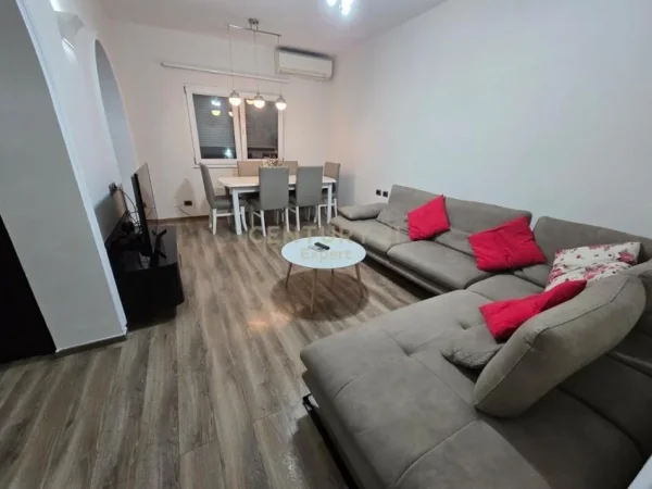 Tirane, jepet me qera apartament 1+1+Aneks+Ballkon Kati 4, 58 m² 550 € 