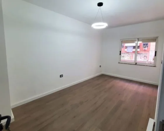 Tirane, shitet apartament 1+1+Aneks+Ballkon Kati 2, 77 m² 170.000 € (komuna e parisit)