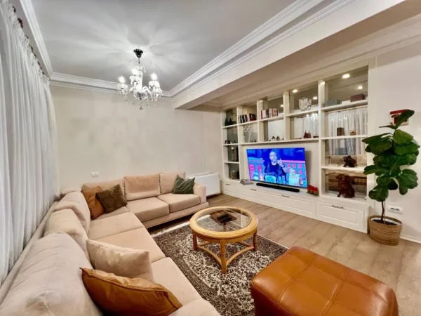 Tirane, jepet me qera apartament 2+1+Ballkon Kati 2, 95 m² 1.100 € (Don Bosko)