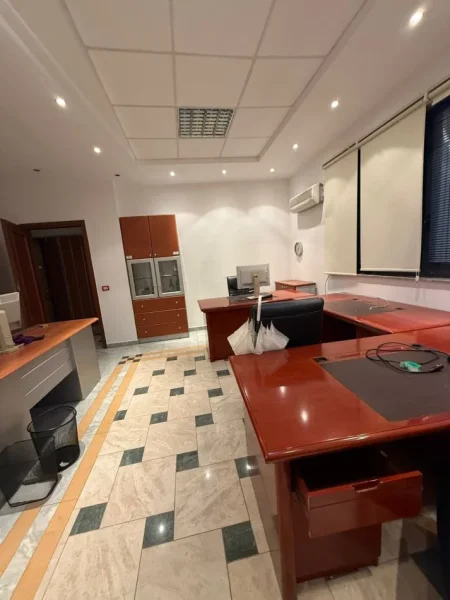 Tirane, jepet me qera zyre Kati 1, 50 m² 500 € (qender)