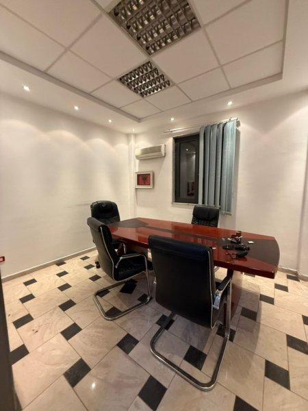 Tirane, jepet me qera zyre Kati 1, 50 m² 500 € (qender)
