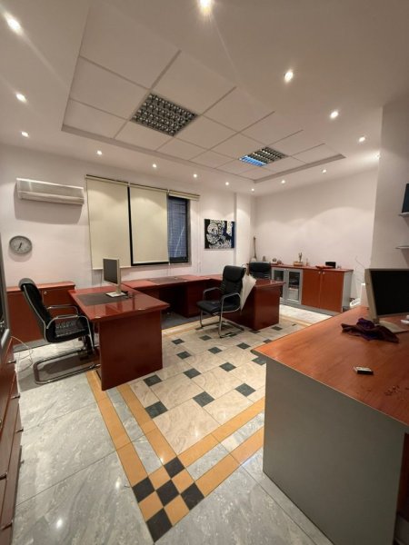 Tirane, jepet me qera zyre Kati 1, 50 m² 500 € (qender)