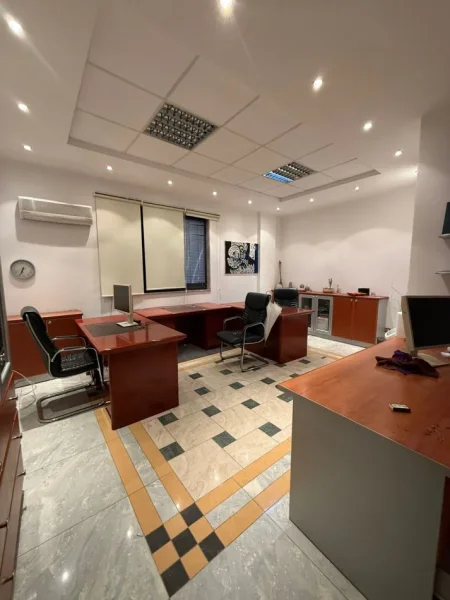 Tirane, jepet me qera zyre Kati 1, 50 m² 500 € (qender)