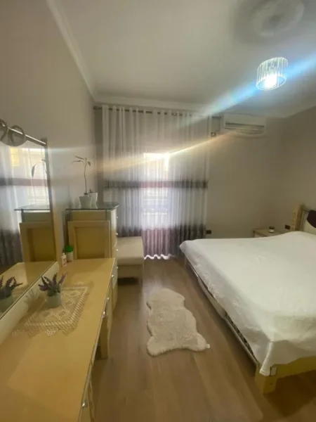 Durres, jepet me qera shtepi 1+1 Kati 1, 70 m² 300 € (Prane Kryqit te Kuq)