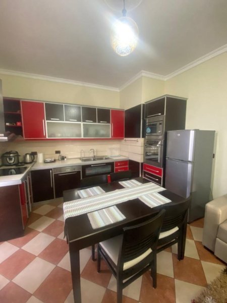 Durres, jepet me qera shtepi 1+1 Kati 1, 70 m² 300 € (Prane Kryqit te Kuq)