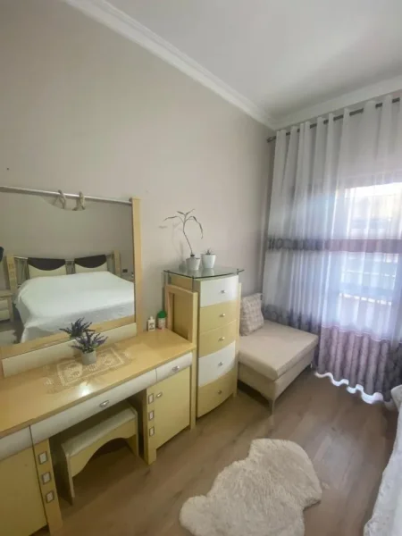 Durres, jepet me qera shtepi 1+1 Kati 1, 70 m² 300 € (Prane Kryqit te Kuq)