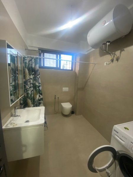 Durres, jepet me qera shtepi 1+1 Kati 1, 70 m² 300 € (Prane Kryqit te Kuq)