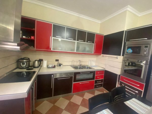 Durres, jepet me qera shtepi 1+1 Kati 1, 70 m² 300 € (Prane Kryqit te Kuq)