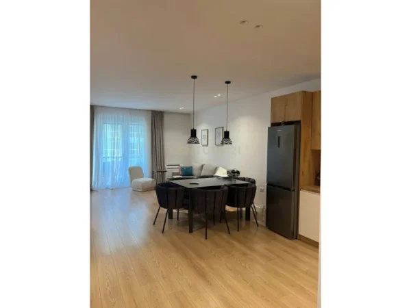 Tirane, jepet me qera apartament 2+1 Kati 4, 110 m² 800 € (Liqeni Thate)
