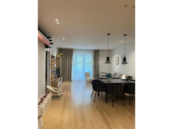 Tirane, jepet me qera apartament 2+1 Kati 4, 110 m² 800 € (Liqeni Thate)