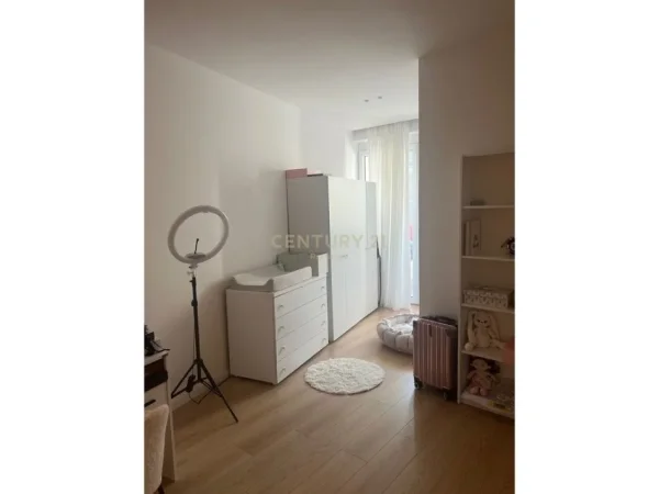 Tirane, jepet me qera apartament 2+1 Kati 4, 110 m² 800 € (Liqeni Thate)