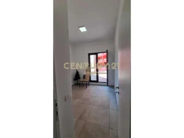 Tirane, jepet me qera ambjent biznesi Kati 2, 92 m² 700 € (Farmacia 10)