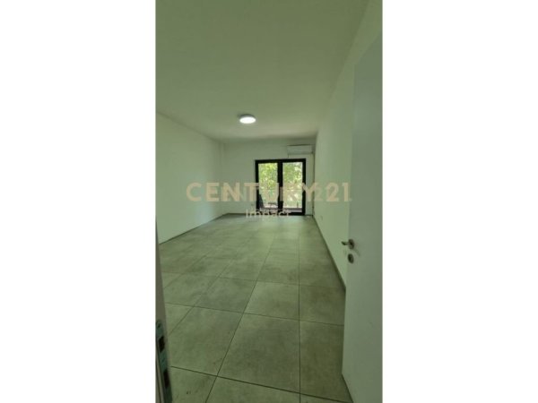 Tirane, jepet me qera ambjent biznesi Kati 2, 92 m² 700 € (Farmacia 10)