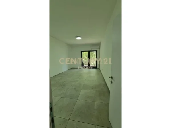 Tirane, jepet me qera ambjent biznesi Kati 2, 92 m² 700 € (Farmacia 10)