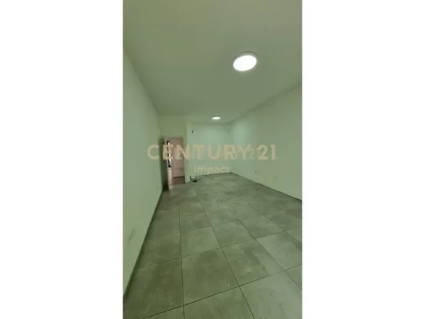 Tirane, jepet me qera ambjent biznesi Kati 2, 92 m² 700 € (Farmacia 10)
