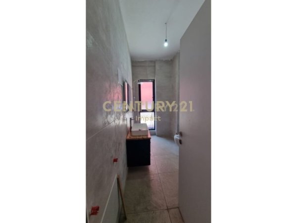 Tirane, jepet me qera ambjent biznesi Kati 2, 92 m² 700 € (Farmacia 10)