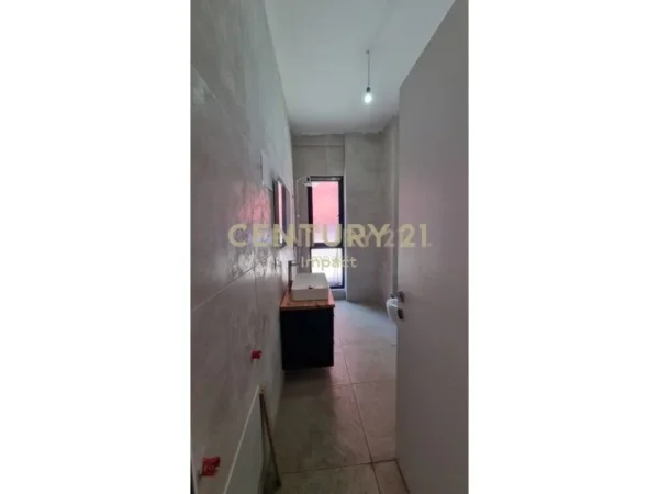 Tirane, jepet me qera ambjent biznesi Kati 2, 92 m² 700 € (Farmacia 10)