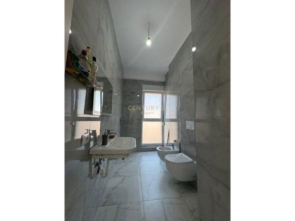 Tirane, jepet me qera zyre Kati 9, 80 m² 650 € (Siri 2)