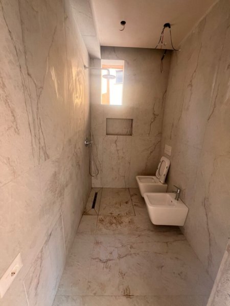 Tirane, jepet me qera Vile 4+1 , 135 m² 2.000 € (GARDEN BUILDING)