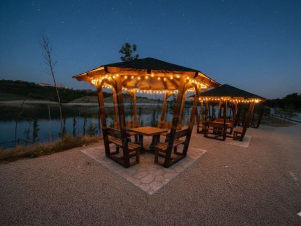 Tirane, jepet me qera Vile 2 Katshe Kati 0, 200 m² 2.000 € (Farkë, Tiranë.)