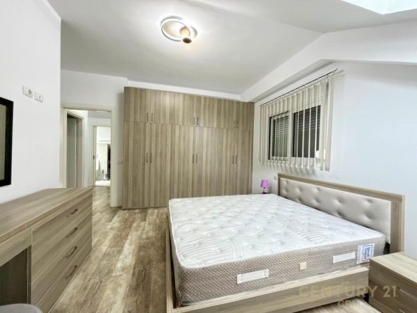Tirane, jepet me qera apartament duplex 3+1 Kati 6, 180 m² 1.200 € (Rrethrrotullimi Selite)