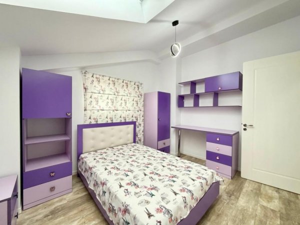 Tirane, jepet me qera apartament duplex 3+1 Kati 6, 180 m² 1.200 € (Rrethrrotullimi Selite)