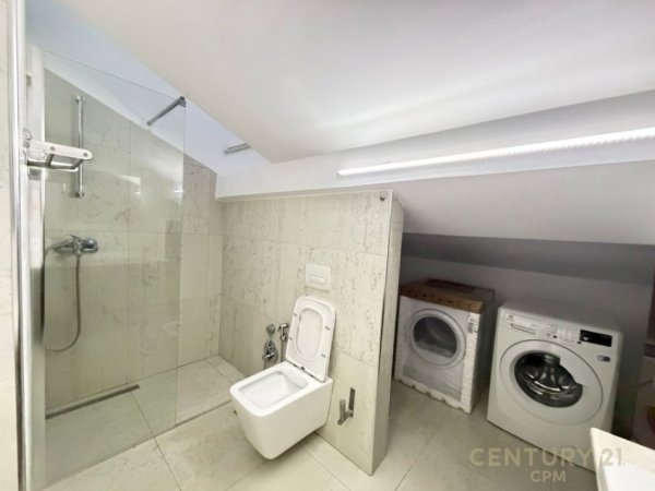 Tirane, jepet me qera apartament duplex 3+1 Kati 6, 180 m² 1.200 € (Rrethrrotullimi Selite)